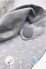 Detail von "Grey Love" Dreieckstuch von wishproject  aus Bio-Baumwolle 