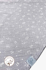Detail von Halstuch aus Bio-Baumwolle. Grauer Musselin und grauer Nicki. Label aus recyceltem Meeres-Plastik. Nachhaltig und fair wear made with love by wishproject