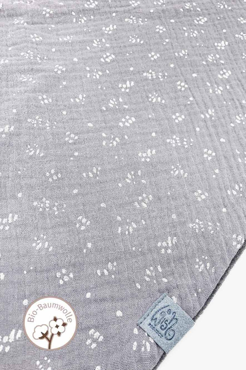 Detail von Halstuch aus Bio-Baumwolle. Grauer Musselin und grauer Nicki. Label aus recyceltem Meeres-Plastik. Nachhaltig und fair wear made with love by wishproject