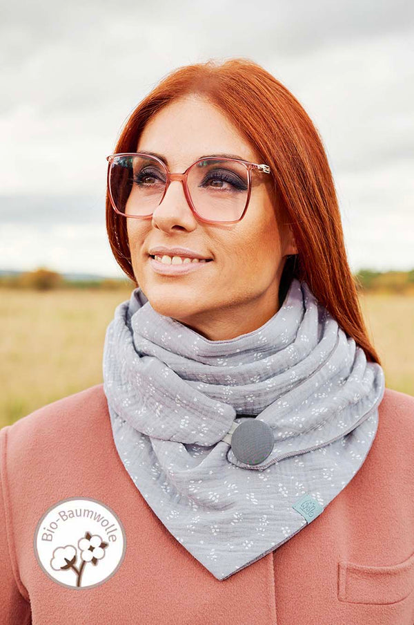 Junge Frau trägt Halstuch Damen  grau mit kleinem Muster weiß aus Bio-Baumwolle Musselin-Tuch mit Knopf, nachhaltig, Bio, sustainable, made with Love by wishproject, fair wear , Liebe Deinen Planeten