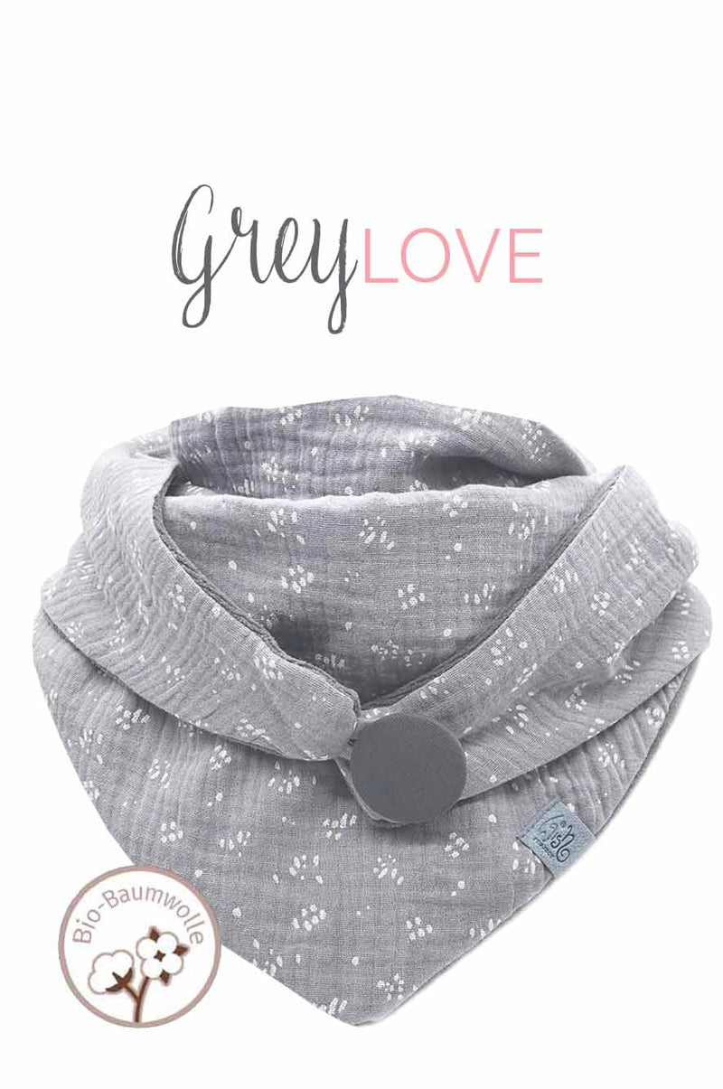 Halstuch Damen "Grey Love" aus weichem, hellgrauen Musselin in Bio-Baumwolle Qualität. Das Dreieckstuch ist gefüttert mit grauem Baumwollnicki und wird mit einem Knopf verschlossen. 