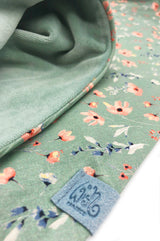Detail von Loop Schal in Dreieckstuch Form mit Knopf zum verschliessen dusty mint pastellgrün mit kleinen hübschen  Blüten und Pastell grünem Baumwollnicki 
