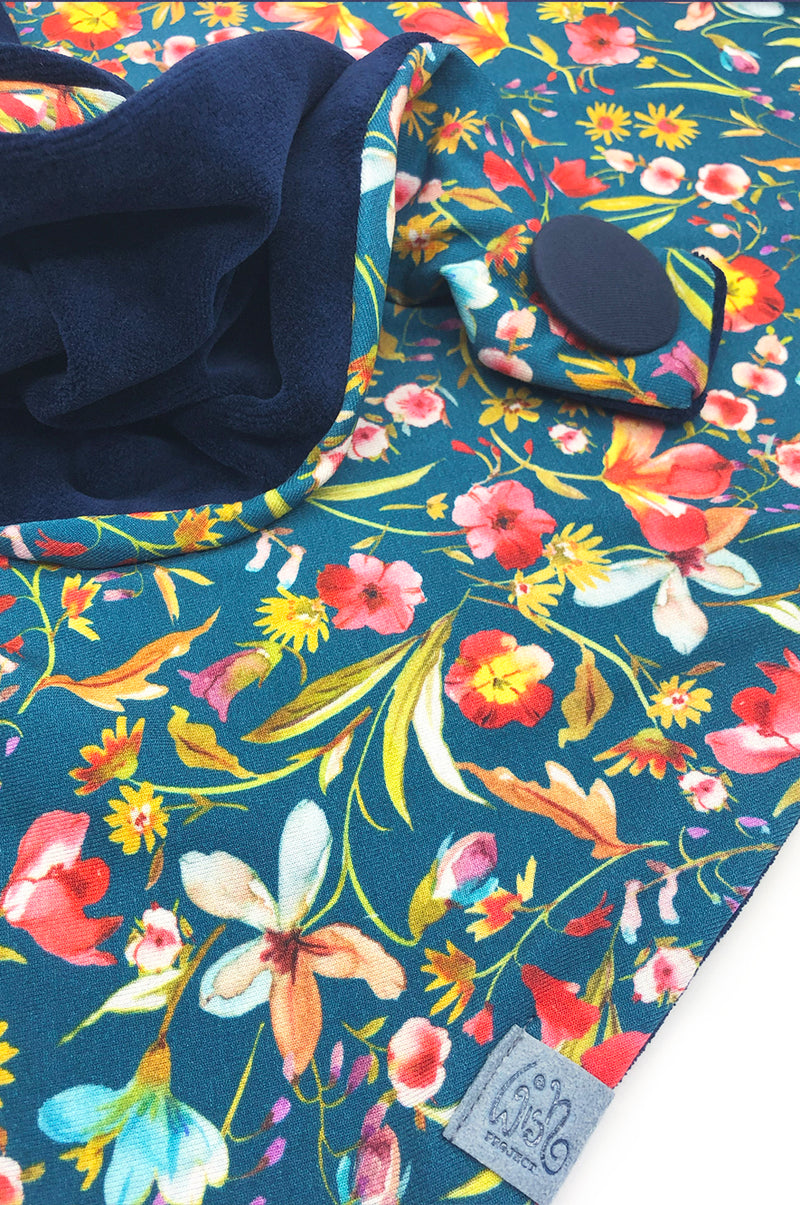 Detail von Dreieckstuch Damen aus weicher Viscose, Farbe Petrol mit bunten Blüten in rot, rosa, orange, grün, blau, lila, flieder, pink, hellblau, fair wear made with love by wishproject, nachhaltig, stilvoll und wunderschön
