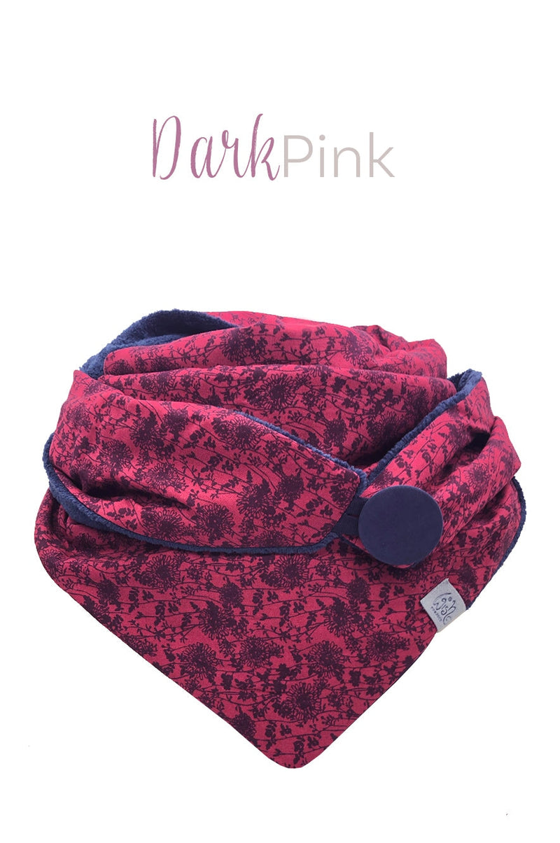 Detail von Winter Dreieckstuch mit Knopf, Pink und Dunkelblau, Motiv Pusteblume, Floral, Label aus recyceltem Meeresplastik, Liebe deinen Planeten!