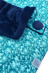 Detail vo Halstuch Damen für Herbst und Winter aus Baumwolle , Label aus recyceltem Meeres-Plastik, made with love, fair wear, nachhaltig, futter aus dunkelblauem Microfaserplüsch