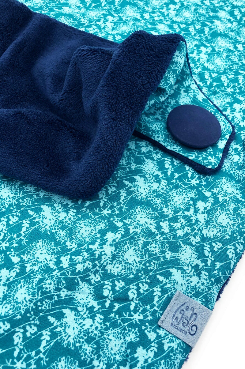 Detail vo Halstuch Damen für Herbst und Winter aus Baumwolle , Label aus recyceltem Meeres-Plastik, made with love, fair wear, nachhaltig, futter aus dunkelblauem Microfaserplüsch