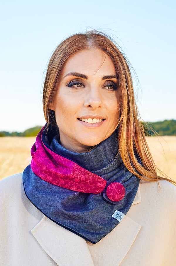 Halstuch Damen Jeans mit fuchsia farbiger, pinker Ecke mit Ornamenten. Tuch mit Knopf in Dreiecksform chick, elegant und wärmend 