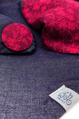 Detail von Damentuch jeans blau mit Pinker ecke