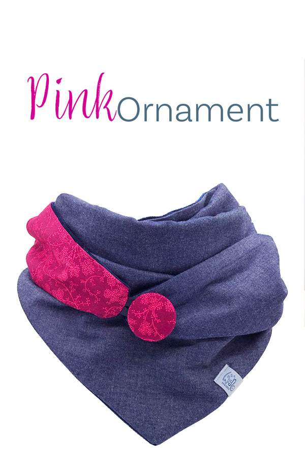 Dreieckstuch Damen aus blauem Jeans mit pinkem Akzent , geschlossen mit Knopf, gefüttert mit Baumwoll-Nicki. made with Love, fair wear, sustainable, nachhaltig , Label aus recyceltem Meeres-Plastik