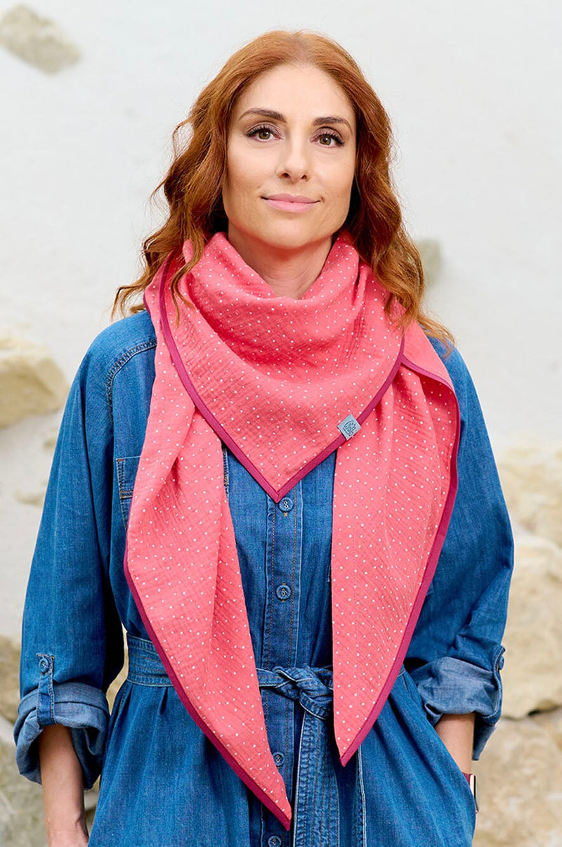 Junge Frau trägt Halstuch Damen aus weichem Musselin Baumwollstoff, Farbe Coralle Rosa mit weißen Pünktchen, vielseitiges Dreieckstuch, ökologische Stoffe, made with Love in Thüringen
