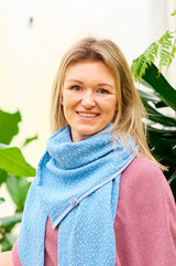 Frau trägt Sommertuch hellblau mit weißen Punkten und hellblauer Borte, XL-Tuch zum wärmen, stylisch und einfach schön, made in Germany aus hochwertigen Materialien 