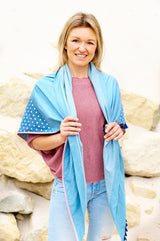 Junge Frau trägt XL-Tuch über den Schultern als Stola, jeansblau, hellblau, himmelblau , Akzent mit Punkten
