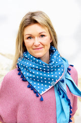 Frau trägt schickes Dreieckstuch aus hellem, dünnen Jeans mit weißen Punkten und verschiedenen Borten, wärmend, schützt vor Sonne und Wind, Himmelblau bringt dich zum strahlen, made with Love by wishproject