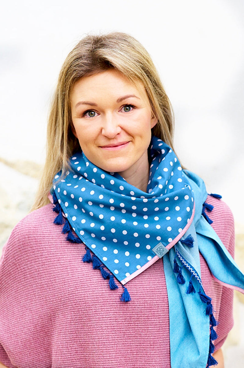 Frau trägt schickes Dreieckstuch aus hellem, dünnen Jeans mit weißen Punkten und verschiedenen Borten, wärmend, schützt vor Sonne und Wind, Himmelblau bringt dich zum strahlen, made with Love by wishproject
