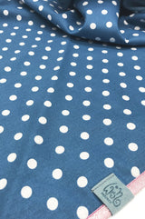 Detail von Halstuch Damen aus Jeans mit blauen Punkten Akzent, Label aus recyceltem Meeresplastik, wishproject