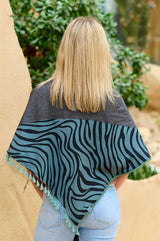 Rückseite von Dreieckstuch aus grauem Jeans mit grünem Zebra Akzent, getragen als Schultertuch, perfekter Schutz vor Sonne und Wind