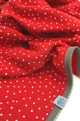 Lieblingstuch Halstuch Damen aus Bio-Baumwolle Musselin-Tuch rot mit weißen Pünktchen Polka Dots's rotes Tuch  Detailansich label wishproject aus recyceltem Meeresplastik