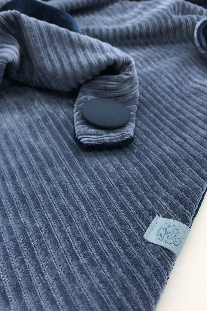 Detail von Dreieckstuch mit Knopf aus blauem Cord  Label aus recyceltem Meeresplastik