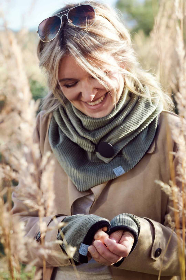 Junge Frau trägt Halstuch Damen mit Knopf aus weichem Cord von wishproject Farbe oliv Futter schwarz 