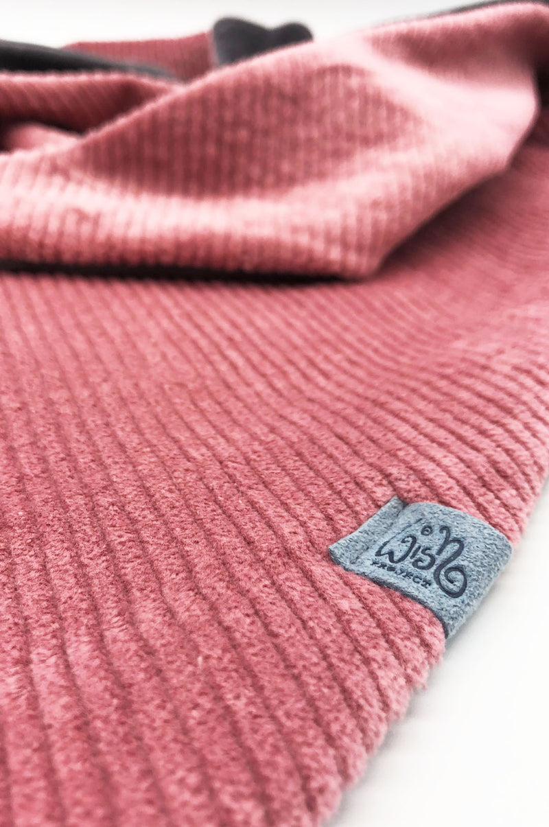 detail von dreieckstuch rosa cord mit grauem niki futter label aus recyceltem meeresplastik mit wishproject logo 