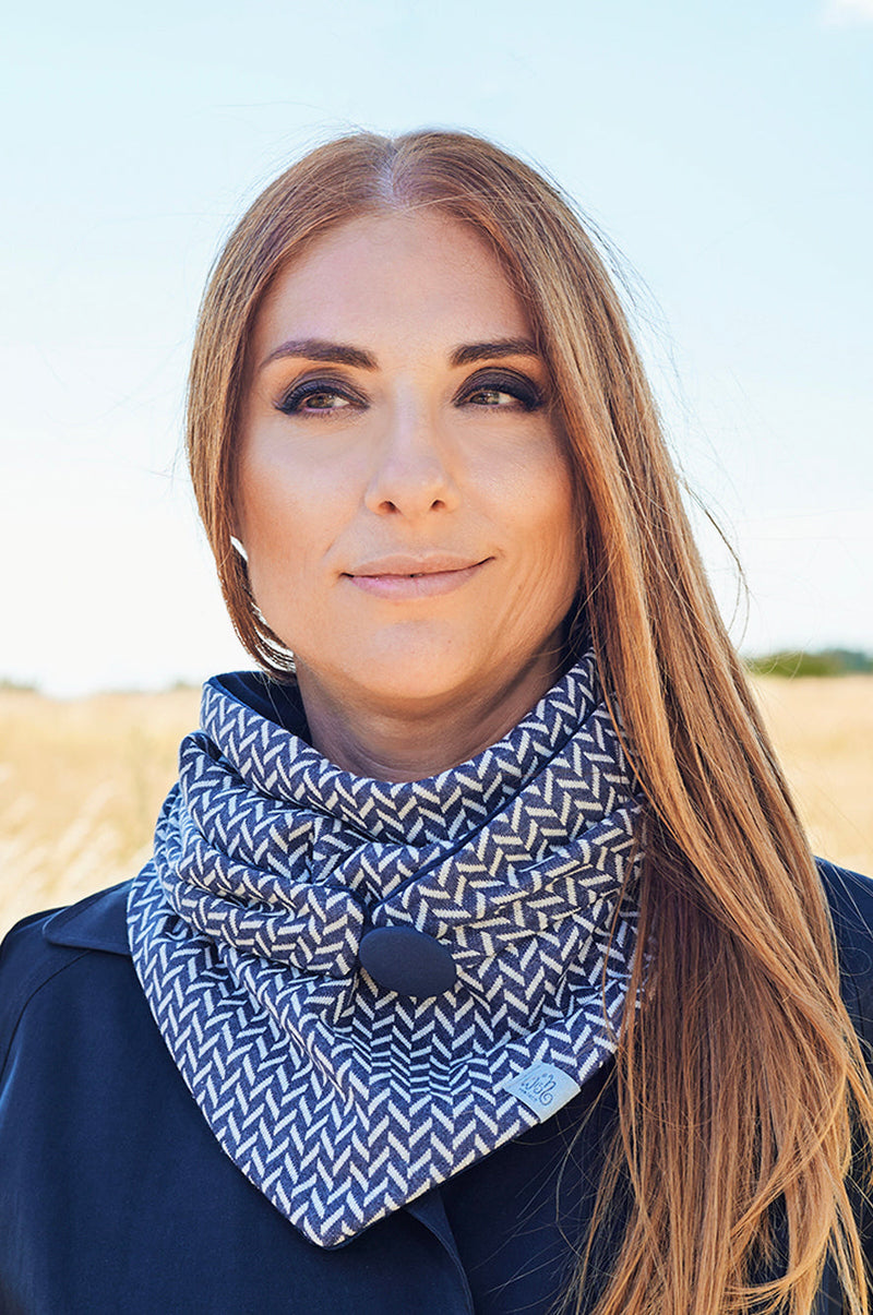 Junge Frau trägt Halstuch Damen marine Blau mit stilisiertem Fischgrat Muster Dreieckstuch mit Knopf fair wear gefertigt und designt mit Liebe  von wishproject  aus recyceltem Stoff