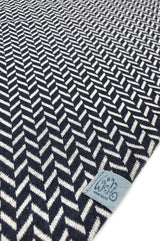 Detail von Halstuch Damen Blau Weiss MeerLiebe Ahoi Fischgrat Muster fair wear sustainable Dreieckstuch Damen mit Knopf , wie Loop nur Cool mit Label wishproject aus recyceltem Meeresplastik
