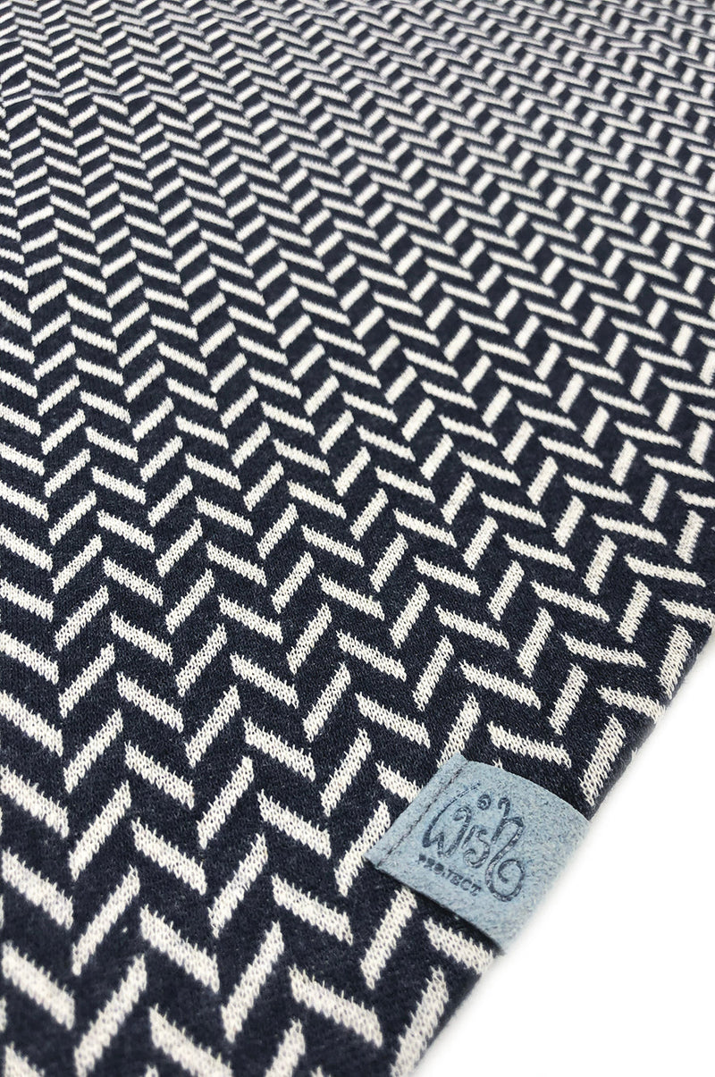 Detail von Halstuch Damen Blau Weiss MeerLiebe Ahoi Fischgrat Muster fair wear sustainable Dreieckstuch Damen mit Knopf , wie Loop nur Cool mit Label wishproject aus recyceltem Meeresplastik