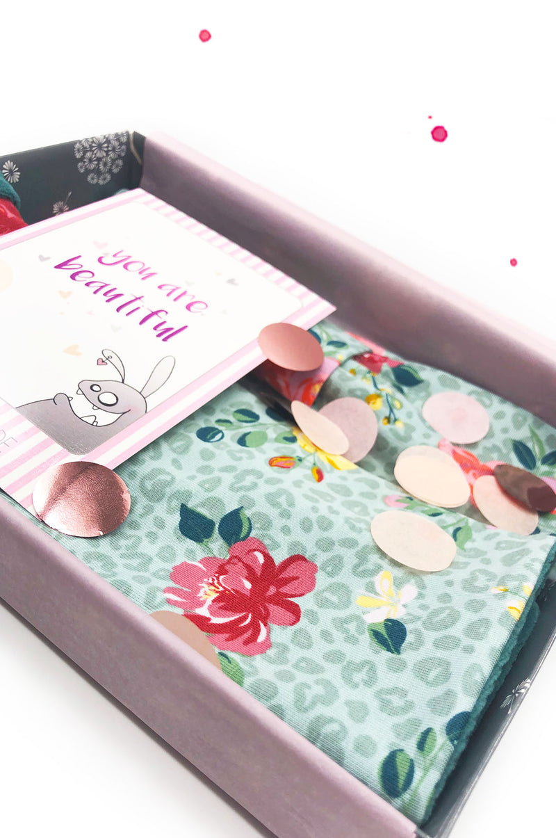 Geschenkbox set haarband und stulpen leo grün mit rosen und blütenmuster konfetti postkarte in toller box grau mit pusteblumen 
