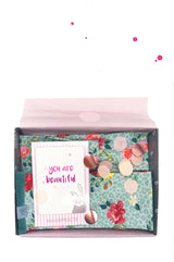 inhalt geschenkbox rosy leo mit stulpen und haarband damen konfetti rosa und postkarte you are beautiful