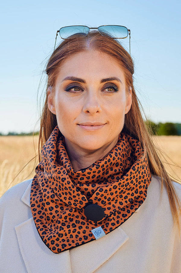 Halstuch Damen Animal Print Leopard braun und cognac junge Frau trägt Dreieckstuch mit Knopf chic modisch und schön