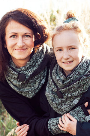 Mini Me Partnerlook Set Halstuch Damen mit Knopf und Dreieckstuch mit Knopf für Kind grün & Schwarz mit Leo Animal Print 