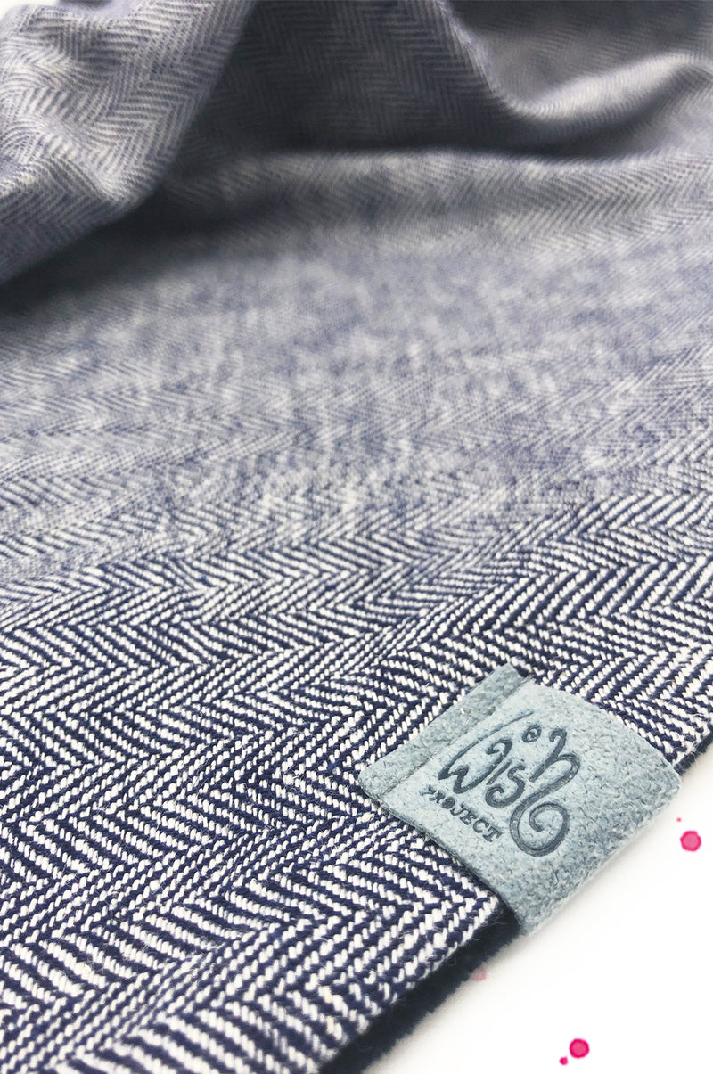 detail von halstuch damen blau fischgrat muster 