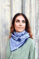 Frau mit blauem Dreieckstuch loop schal Variante 