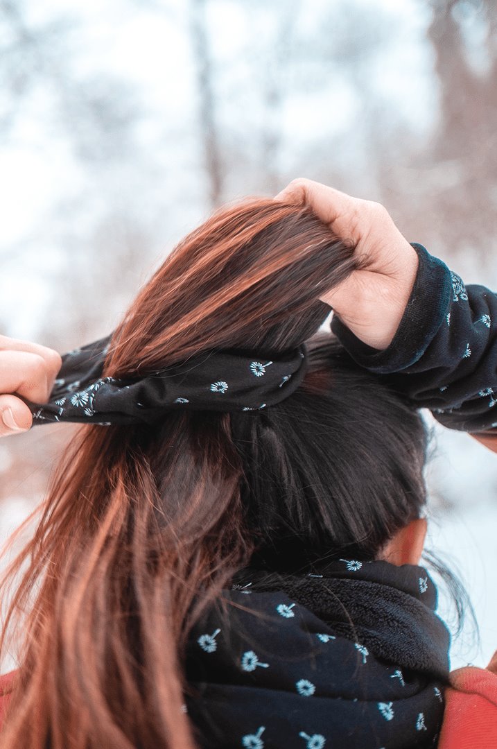 scrunchie schwarz mit weiß pusteblumen motiv beim ins haar knoten 