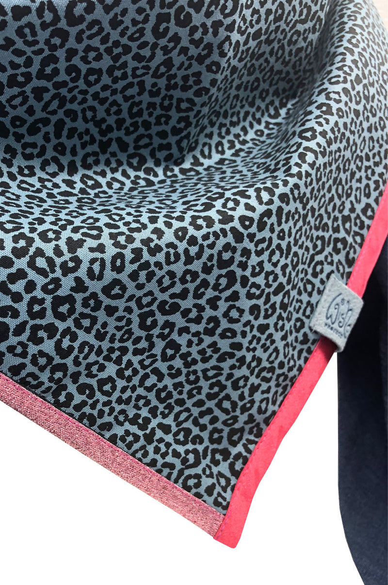 Detail von dreieckstuch damen blau jeans leo animalprint borte rosa glitter und pink satin 