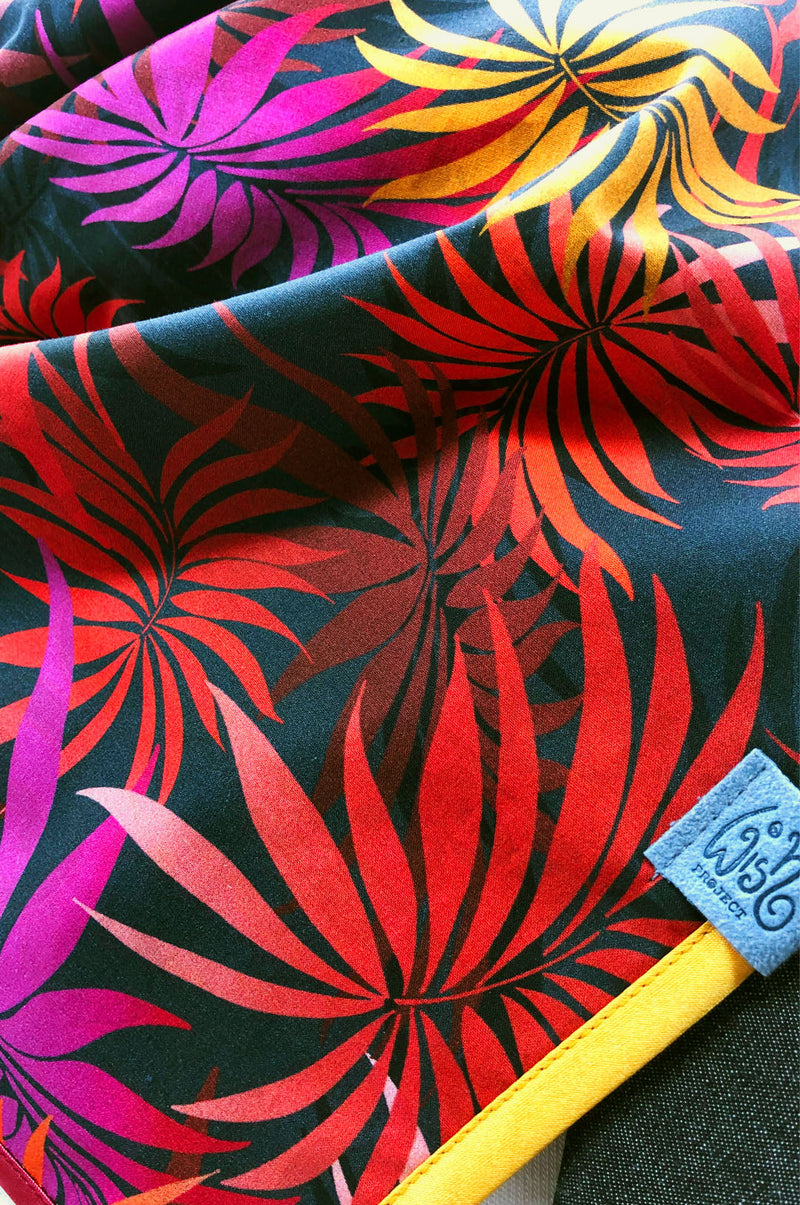 detail von dreieckstuch damen palmenmotiv pink rot gelb